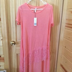 Boutique high low top with lace trim